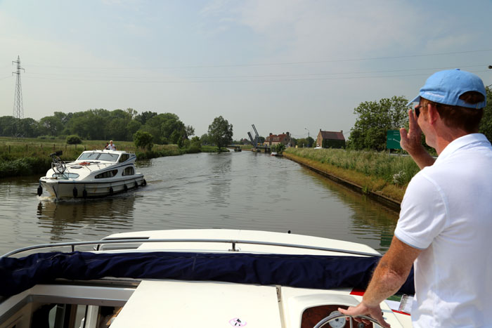Hausboot Leboat Flandern Belgien Begegnungsverkehr