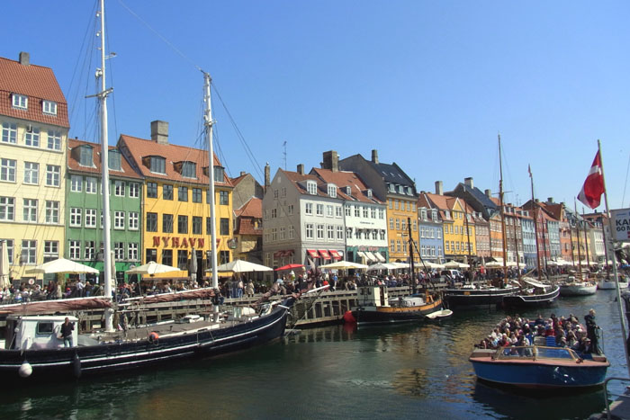 Kopenhagen-Ausflugsboote starten am Nyhavn zur Hafenrundfahrt